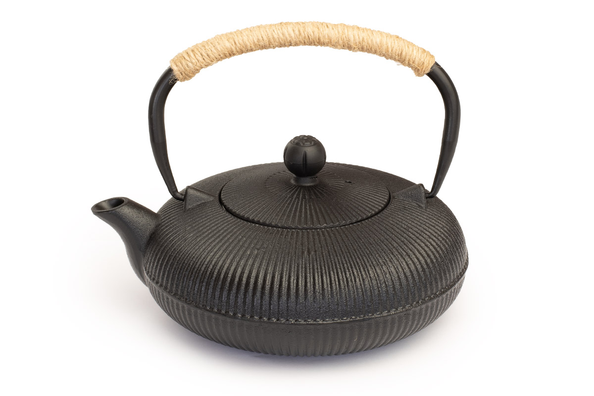 Liatinová čajová kanvica so sitkom 800 ml - čierny dekor